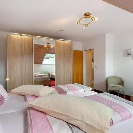 Haus Schoenblick Апартаменти *